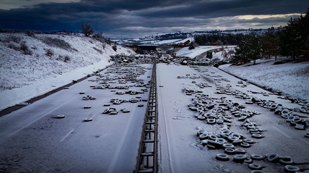 Des dépôts sauvages (déchets, pneus, lisier, amiante) ont été recensés devant plusieurs péages sur les autoroutes.