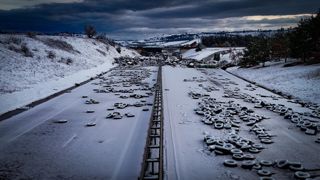 Des dépôts sauvages (déchets, pneus, lisier, amiante) ont été recensés devant plusieurs péages sur les autoroutes.