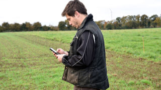 Un bon prompt définit l'attendu. Un mauvais prompt ne comprend ni contexte, ni attendu. Il génère une réponse générique et peut contenir des erreurs grossières.