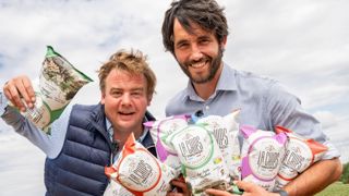 André Vanlerberghe (à droite) et Étienne Lemoine, agriculteurs créateurs de La Chips française, font appel à une agence de communication pour créer des contenus originaux sur les réseaux sociaux.