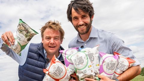 André Vanlerberghe (à droite) et Étienne Lemoine, agriculteurs créateurs de La Chips française, font appel à une agence de communication pour créer des contenus originaux sur les réseaux sociaux.