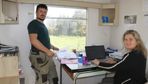 Rozenn Le Pogam se déplace toujours avec son bureau miniature dans un grand cartable (dossier, enveloppe, ciseaux…).