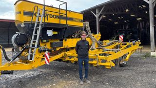 Après l'avoir loué à l'automne 2024, Leopold Hoste a acheté le semoir Claydon Hybrid T6 en août 2025.