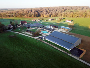 En général, l’habitation est admise sur un terrain classé en zone A si le logement est destiné à l’exploitant et si sa présence est utile au bon fonctionnement de l’exploitation.