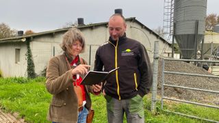 Aurélien Richard, éleveur porcin, en compagnie de Sylvie Chapin, coordinatrice du dispositif d'accompagnement à l'installation de la coopérative Le Gouessant.