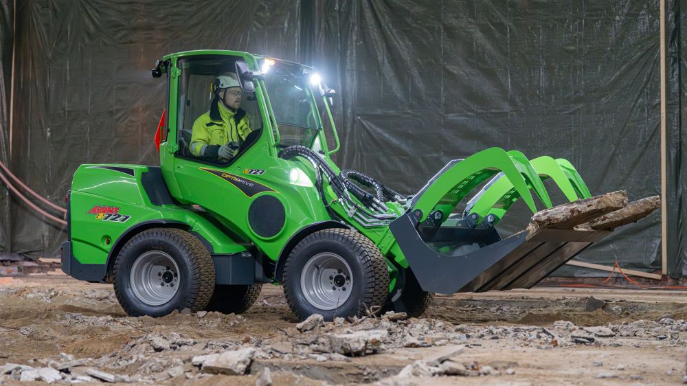 La chargeuse sur un chantier de démolition.