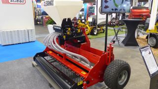 La largeur de travail est de 145 cm.