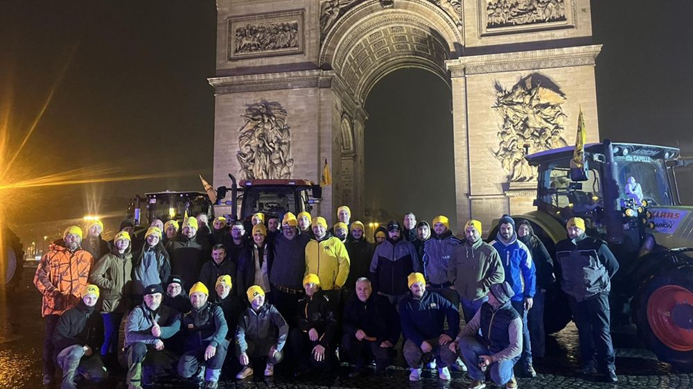 Les syndicats agricoles, comme ici la Coordination rurale, ont investi les monuments parisiens.