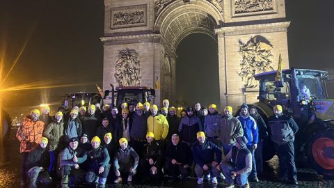 Les syndicats agricoles, comme ici la Coordination rurale, ont investi les monuments parisiens.