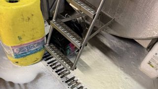 Tank à lait vidé au caniveau