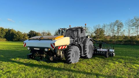 Le calibrage des doseurs est simplifié grâce à l’application SeedXConnect pour le choix des rouleaux adaptés.