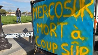 De nombreux agriculteurs, de tout bord syndical manifestent depuis plusieurs mois contre l'accord commercial avec le Mercosur.(Ici en octobre dernier, une manifestation organisée par la Confédération paysanne à Paris).