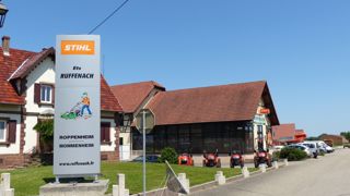 Le siège de Ruffenach, à Roppenheim (67). Les deux magasins de la société sont identifiés Stihl Elite et Kubota.