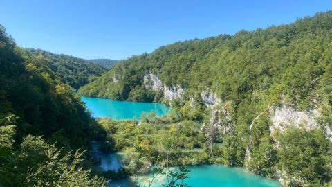 La couleur vert bleu des lacs de Plitvice s’explique par un phénomène naturel.
