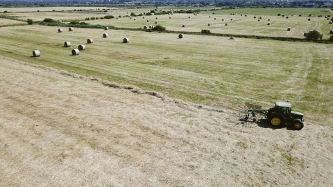 La loi d’orientation agricole du 24 mars 2025 autorise désormais les sociétés civiles agricoles, EARL, Gaec et SCEA en particulier, à exercer des activités commerciales, comme la prestation de travaux agricoles.