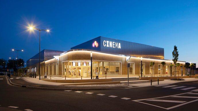 Le cinéma Grand Central de Colomiers affiche une façade en terre crue et une structure en Douglas.