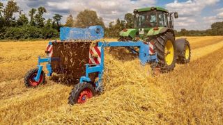 Développée par un éleveur allemand, cette machine est conçue pour débarrasser la paille et le foin de la poussière, directement au champ.