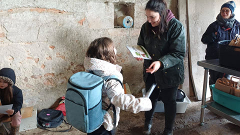 Angèle Charpentier délivrant le diplôme du « p’tit fermier » à une écolière.