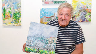 L’horticulteur retraité Paul Rousguisto partage son temps entre son jardin et ses tableaux.