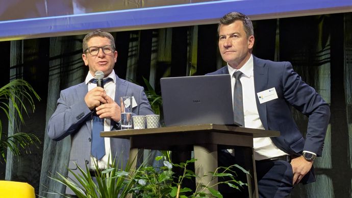 « Être toujours plus fort et savoir s’adapter avec agilité et créativité à l’imprévisible est devenu la mission d’EMC2 », soulignait Bruno Didier (à g.), président du groupe EMC2, lors de l’assemblée générale de la coopérative, vendredi 16 janvier, au côté du DG, Arnaud Le Grom de Maret.