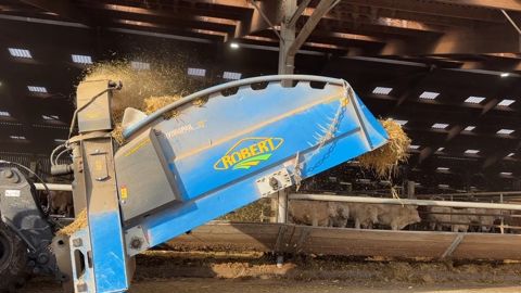 La pailleuse frontale présente l'avantage d'accepter les balles carrées, le tout sans porte.