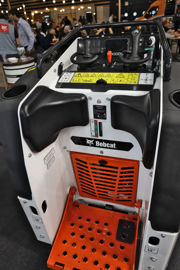 La plateforme, rembourr&eacute;e et confortable, dispose d'un &eacute;cran couleur et de joysticks faciles &agrave; man&oelig;uvrer. (&copy;Mat&eacute;riel et Paysage)