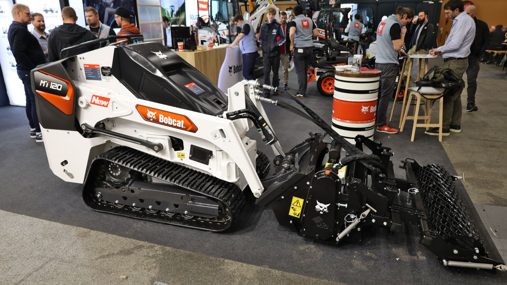 La machine présentée ici au salon Paysalia en décembre 2025, avec un préparateur de sol (fabrication Rotadairon).