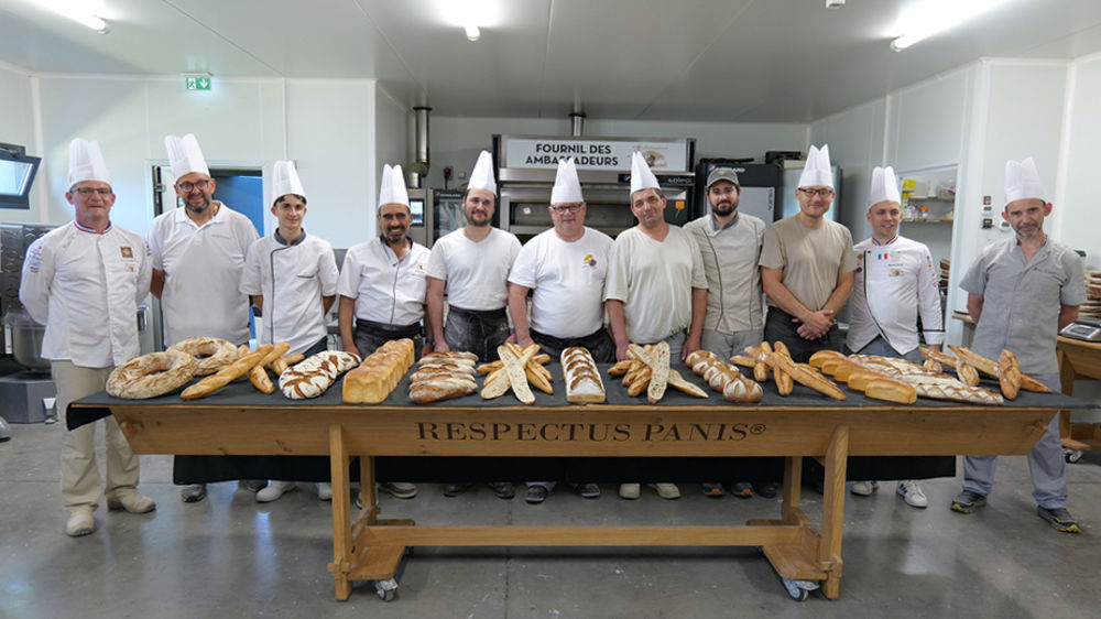 Des boulangers en formation au Fournil des Ambassadeurs du pain. D’une durée de deux jours, celle-ci permet de se rendre compte de la pertinence de la méthode pour l’entreprise.