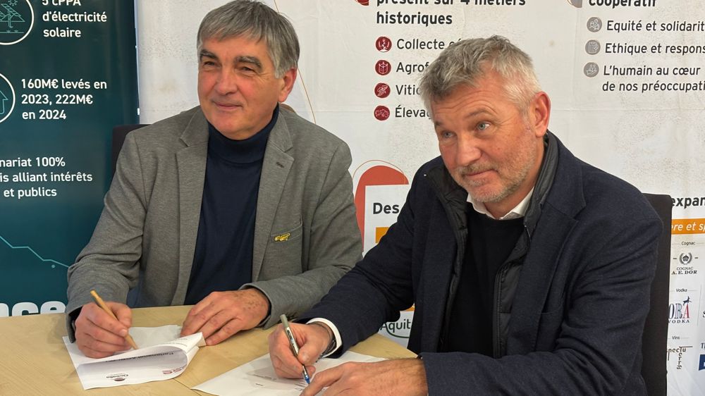 Denis Mathé, président d'Océalia, et Bertrand Drouot L'Hermine, directeur délégué de TSE, à l'occasion de la signature du partenariat, jeudi 22 janvier, à Cognac (Charente).