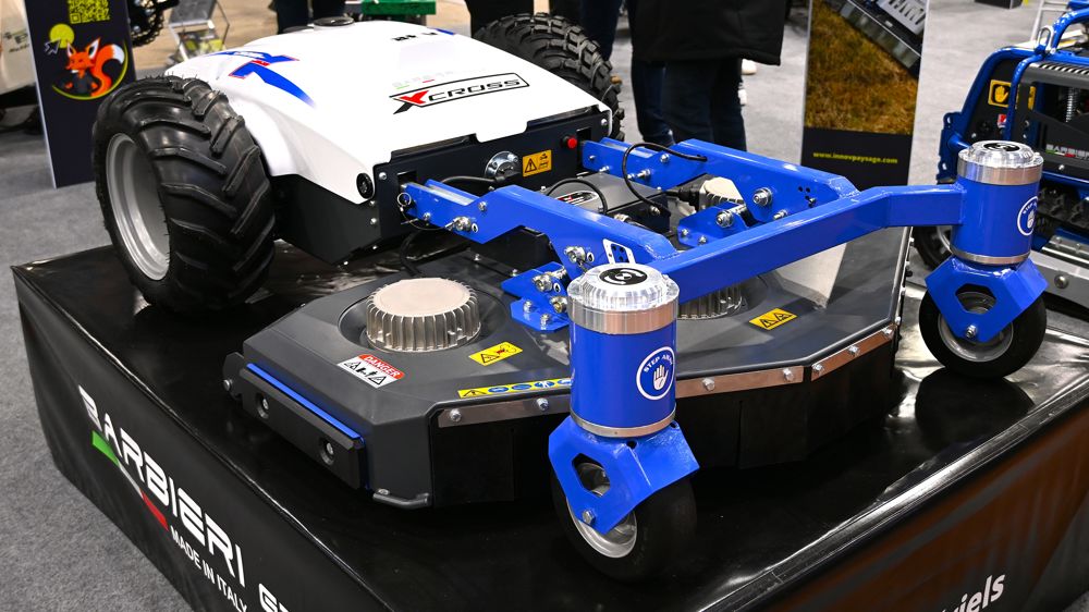 XCross : tondeuse RC à batterie chez Innovations et Paysage
