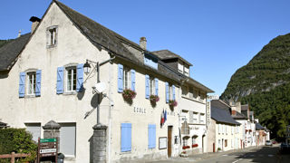 Le gouvernement entend lutter contre les inégalités scolaires entre élèves ruraux et urbains en incitant les territoires à proposer des dispositifs d'accompagnement et d'orientation avec tous les acteurs locaux.