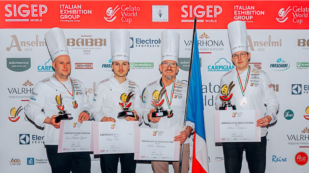 L'équipe de France remporte la médaille d'argent de la Coupe du monde de la glace 2026. Elle était dirigée par Hervé Dartois (3e en partant de la gauche sur la photo), avec, de gauche à droite : Enzo Baptista, Jean-Sébastien Guinet et Allan Cartignies.