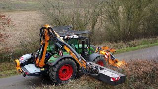 La lamier rotatif, monté sur une épareuse Noremat, permet de tailler les haies et broyer les résidus.