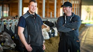 Deux éleveurs de vaches laitières