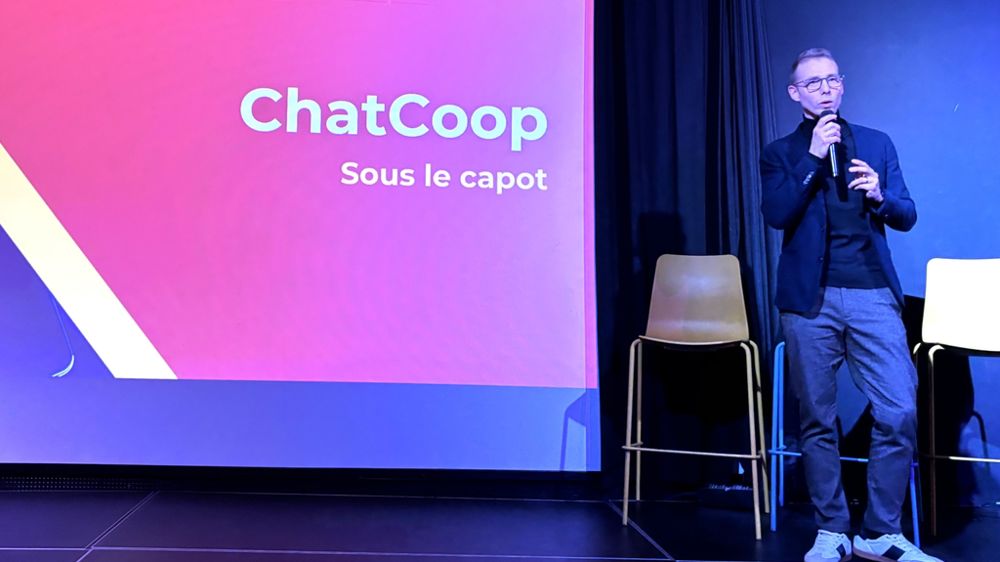Guillaume Maurice, responsable du studio IA chez LCA Solutions +, présente ChatCoop lors de l'IA Coop Day, à Paris, le 27 janvier.