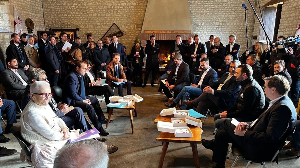 Le Premier ministre en compagnie des membres du syndicat Jeunes Agriculteurs ce vendredi à Baigneaux en Eure-et-Loir.