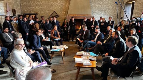 Le Premier ministre en compagnie des membres du syndicat Jeunes Agriculteurs ce vendredi à Baigneaux en Eure-et-Loir.