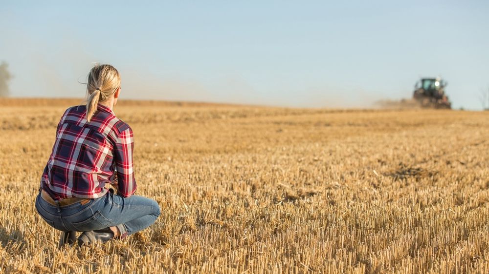 Agricultrice dans un champ
