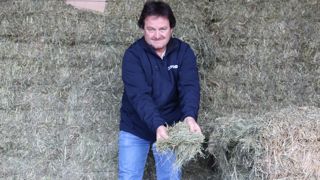 « Grâce au séchage collectif, nous avons pu faire évoluer nos systèmes fourragers sans tout bouleverser », indique Daniel Petitjean, éleveur et trésorier de la Cuma.