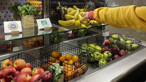 « Le gouvernement a fait le choix d’un décalage afin d’intégrer pleinement les annonces récentes du Premier ministre sur la commande publique, notamment la priorité donnée à la consommation européenne », a justifié Stéphanie Rist, la ministre de la Santé.