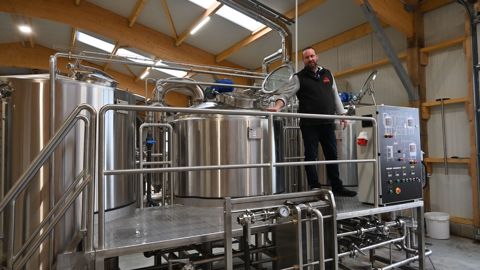Marc Burgerjon, installé aux Authieux-du-Puits dans l’Orne, réalise l'activité de brassage dans un nouveau bâtiment depuis avril 2024.