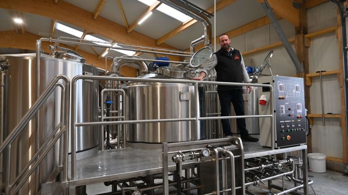 Marc Burgerjon, installé aux Authieux-du-Puits dans l’Orne, réalise l'activité de brassage dans un nouveau bâtiment depuis avril 2024.
