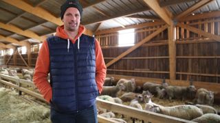 Sébastien Martin projette d’aménager un espace de contention et d’installer une bascule pour trier ses agneaux et traiter ses brebis.