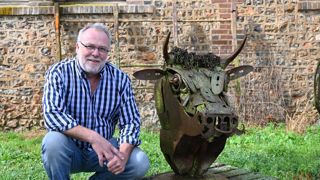 Olivier Bidault crée des sculptures inspirées par des pièces de mécanique agricole.