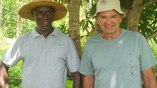Thierry Desvaux avec Aboulay Issifou, responsable de la ferme école Albarka au Togo..