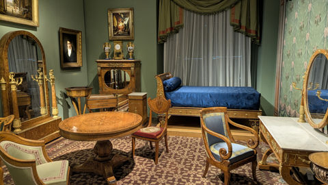 Le musée des Arts Décoratifs de Paris est situé rue de Rivoli.