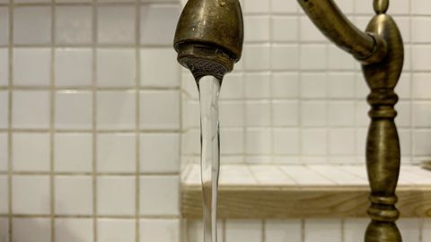 La proposition de texte visait notamment à interdire, au 1er janvier 2030, « l’utilisation de pesticides de synthèse et d’engrais azotés minéraux à l’intérieur des aires d’alimentation des captages associées à des points de prélèvement sensibles ».