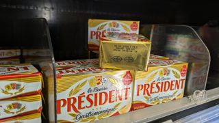 Les plaquettes de beurre 250 grammes de la marque Président arborent une discrète annotation de l'origine non française de la crème utilisée comme ingrédient.