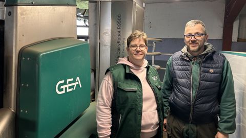 Au Gaec Lecointe, le robot de traite est en service depuis le  mois de septembre 2025. Le couple d'associés est unanime : "on ne reviendrait pas en arrière".