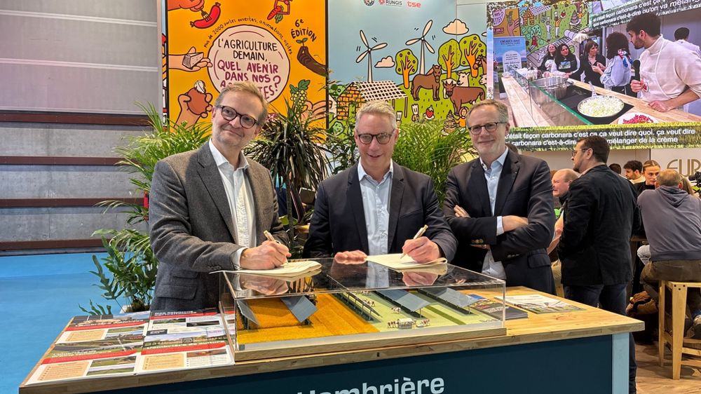 Antoine Capron (à g.), directeur adjoint de TSE, et Antoine Hacard, président de Cérèsia, ont signé un partenariat pour le développement de l'agrivoltaïsme, en présence de Stéphane Michel (à dr.), DG de la coopérative.